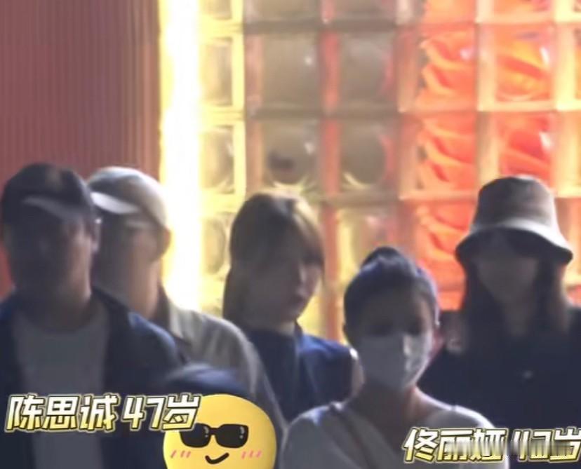 佟丽娅生日宴，陈思成也去了，佟丽娅一袭白裙，扎丸子头，整个人看起来很清爽，陈思成