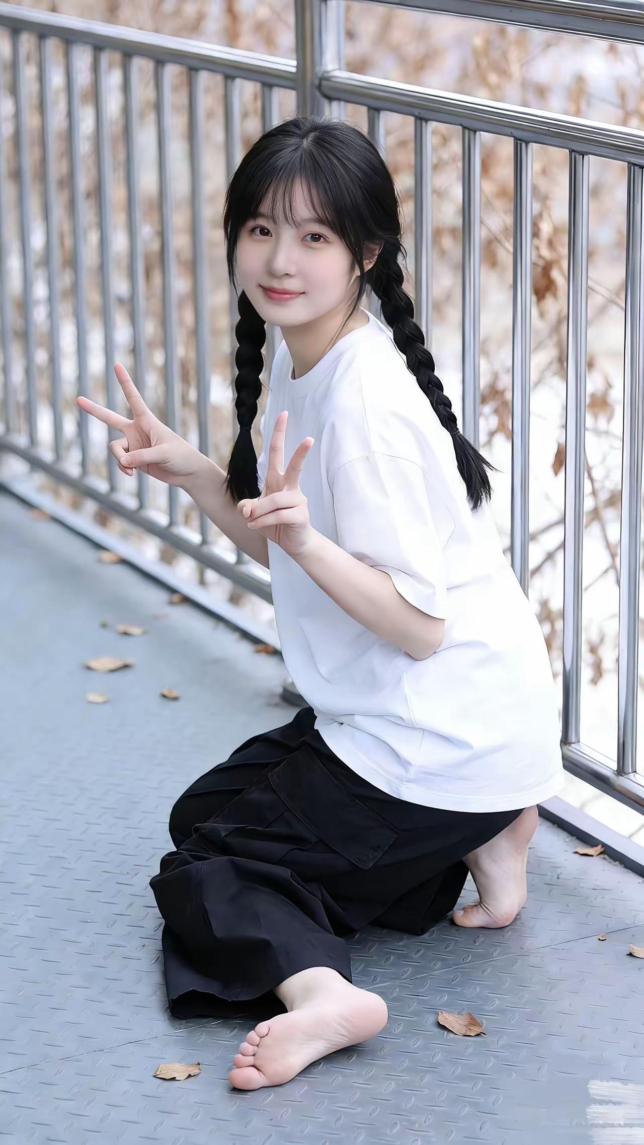 秋日少女，阳光下的微笑与和平手势🌞👧🙏