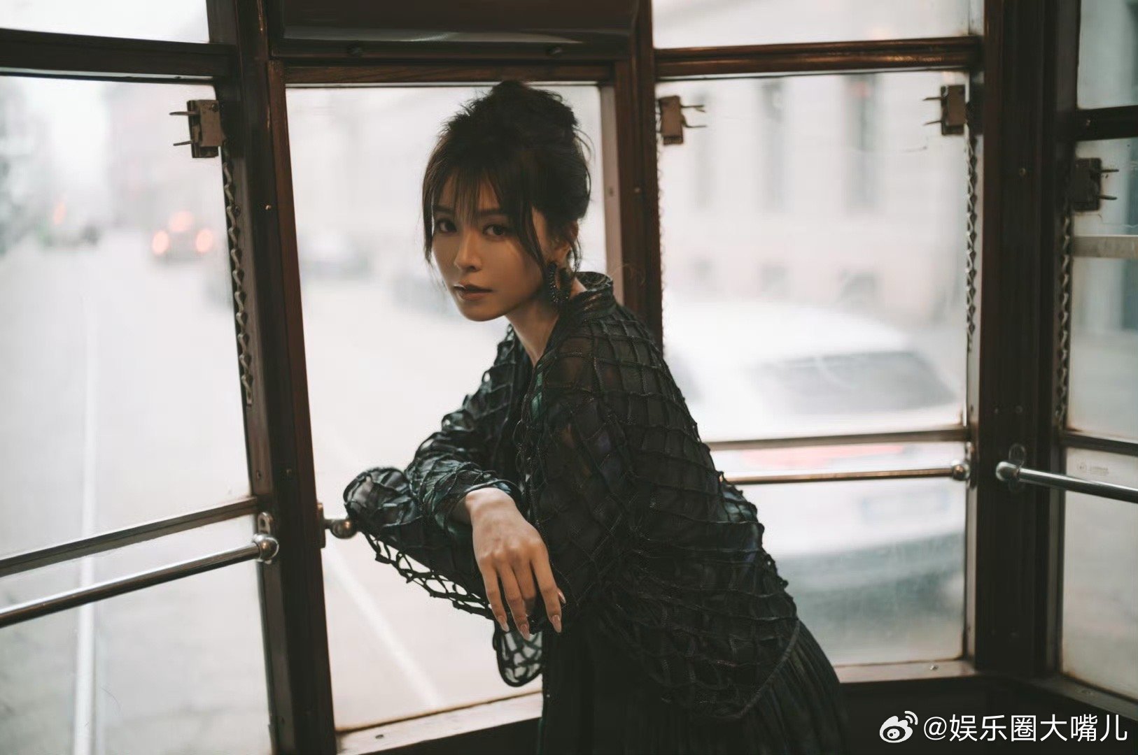 文咏珊 港女保养这一块 文咏珊和粉丝互动的生图来了，皮肤好到在发光！室外光怼脸都