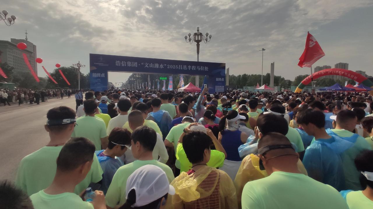 第3个半马比赛安全完赛，顺利PB，用时152.38，起跑心率异常，马上降速放弃冲