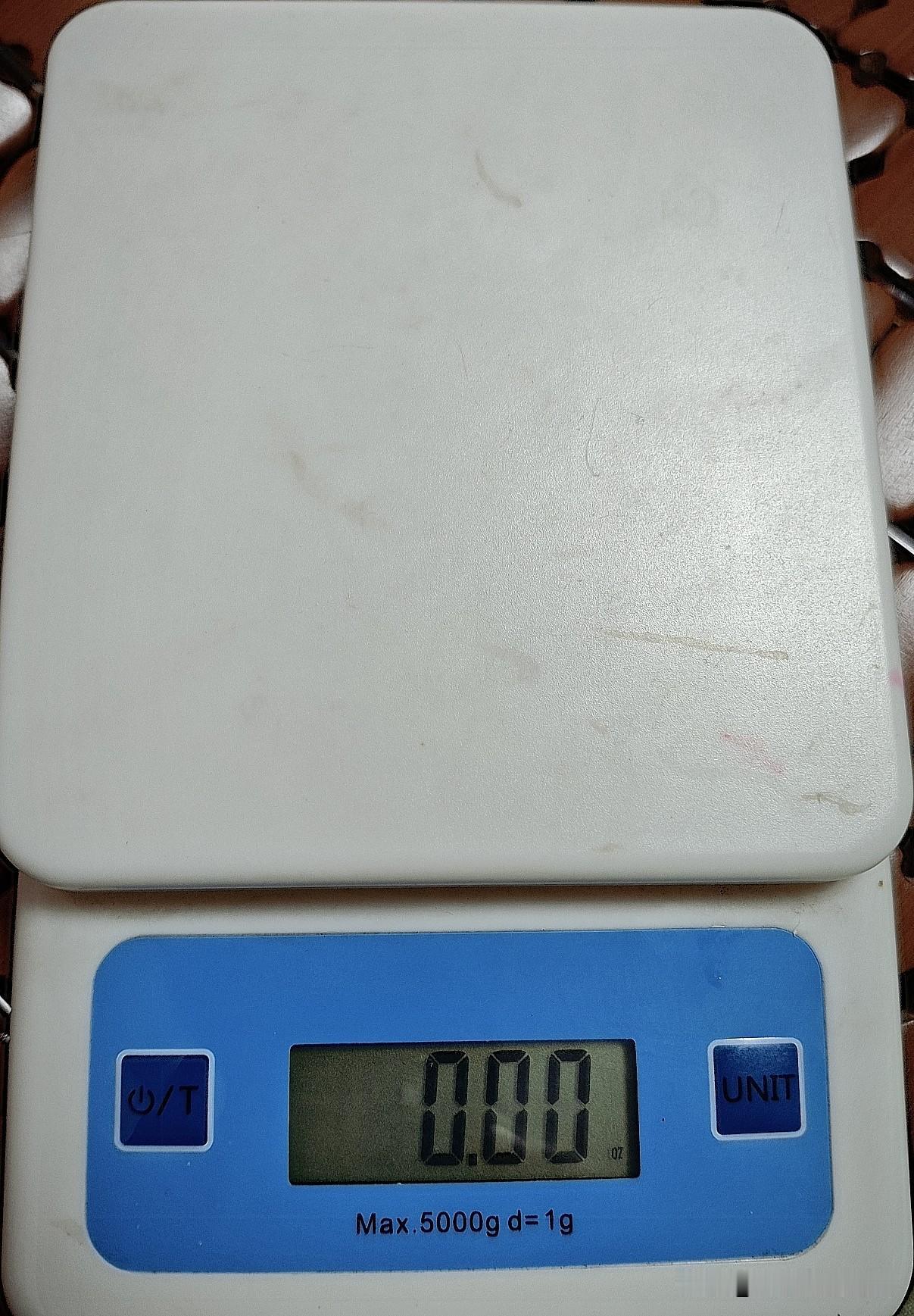 家里冰箱用了十年了，功能正常。

只是冷冻室因为结冰太多，抽屉不是很好拉，所以在