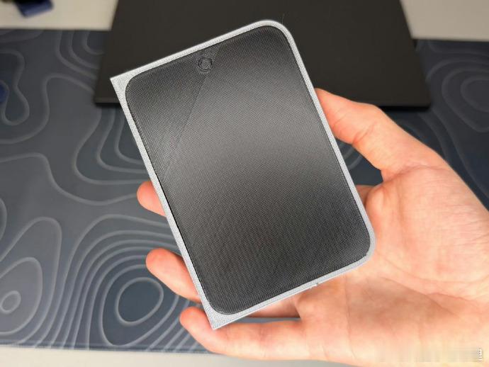 折叠屏iPhone外观实锤 苹果首款折叠屏也是阔折叠，尺寸看着跟华为 Pura 