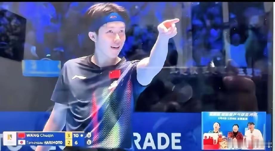王楚钦夺冠后指向王皓王楚钦夺冠直指王皓？这一指藏着师徒最戳心的默契！国乒男队6人
