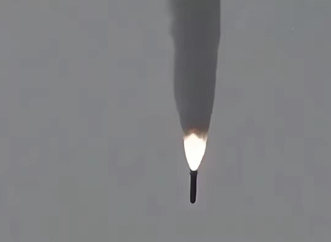 ​以军这时候傻眼了，看见特拉维夫上空中突然间出现了伊朗发射过来的霍拉姆沙赫尔4导