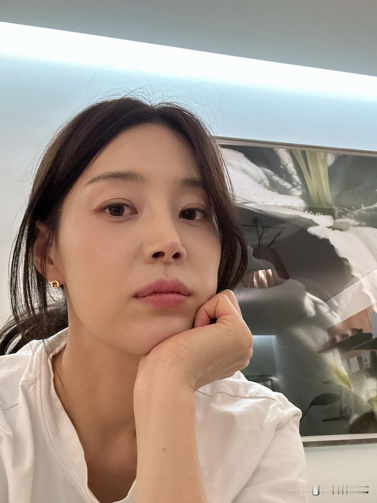 近日，演员韩智慧在Instagram上传了多张照片，并配文“夜晚喝了杯葡萄酒，我