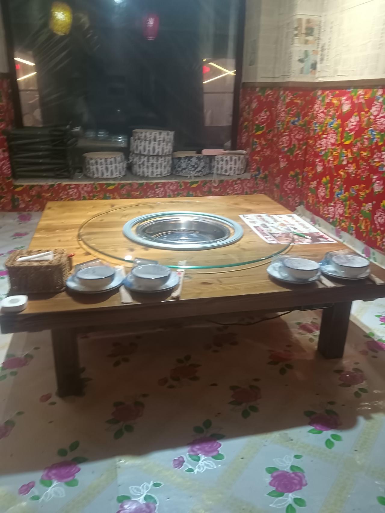 年根了，立春节气已过。可我家这里还是天寒地冻。
      这时候正是吃杀猪大菜