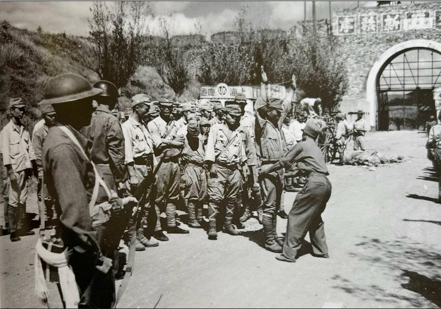 1945年9月，中国军队在南京解除日本战俘的武装。