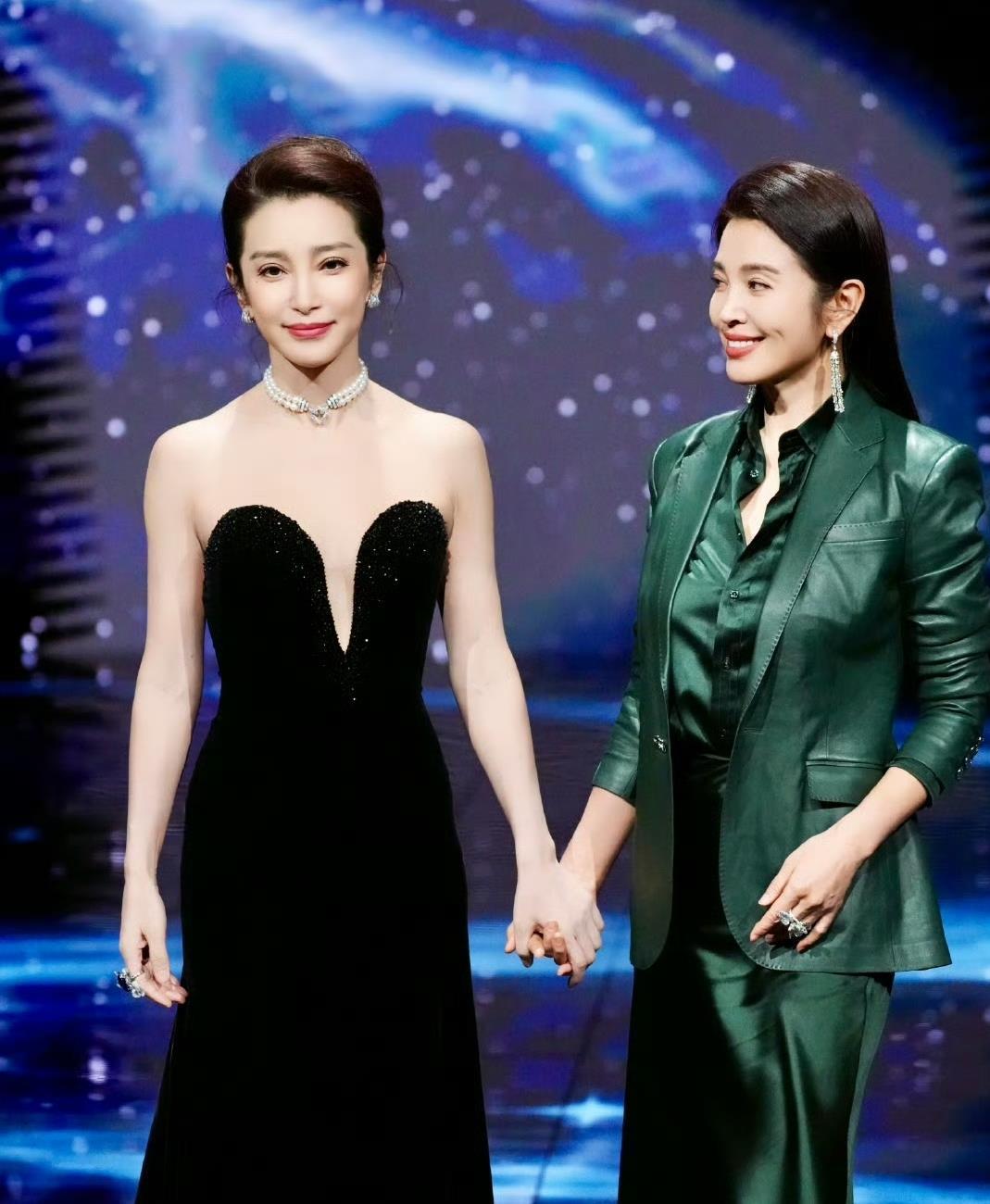 李冰冰的状态是微博之夜女星中最好的一个了吧。
这身材和颜值，拉着妹妹的手，真的美