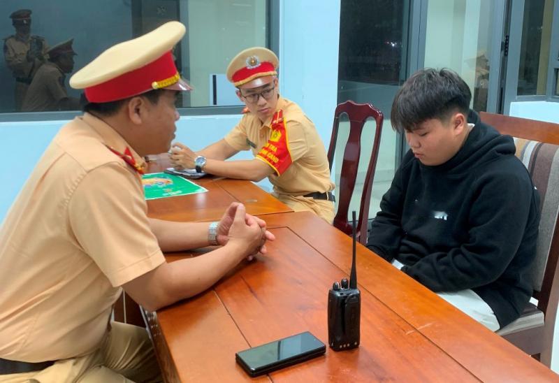 越南岘港警方抓获的少年犯罪团伙，收缴刀具长钢管，这些人攻击路人
图片来源越南人民