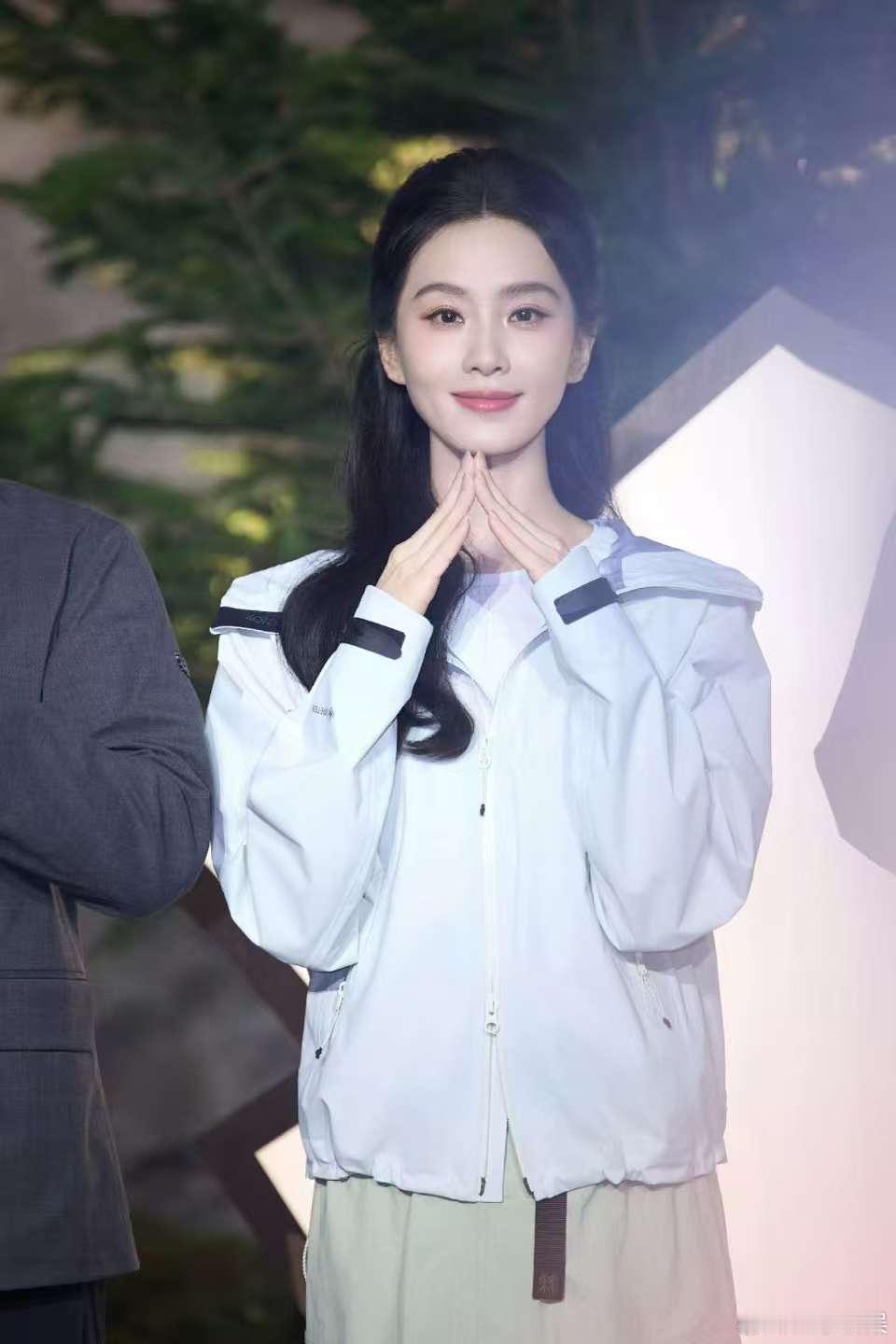 刘诗诗开启感官之旅刘诗诗可隆活动返图刘诗诗可隆活动返图，开启感官之旅，[抓狂][
