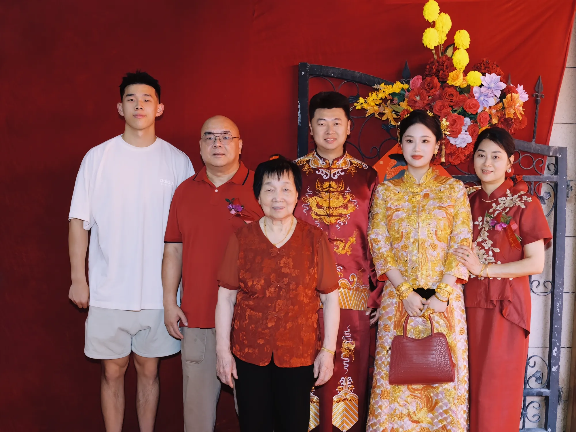 林葳更新社媒分享送姐姐出嫁图集： 新婚快乐