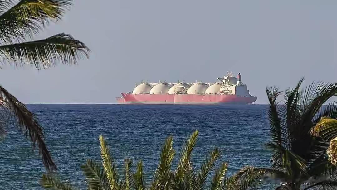 特朗普曾想用封锁牌限制伊朗石油出口，2026年4月14日美军16艘军舰压境中东，