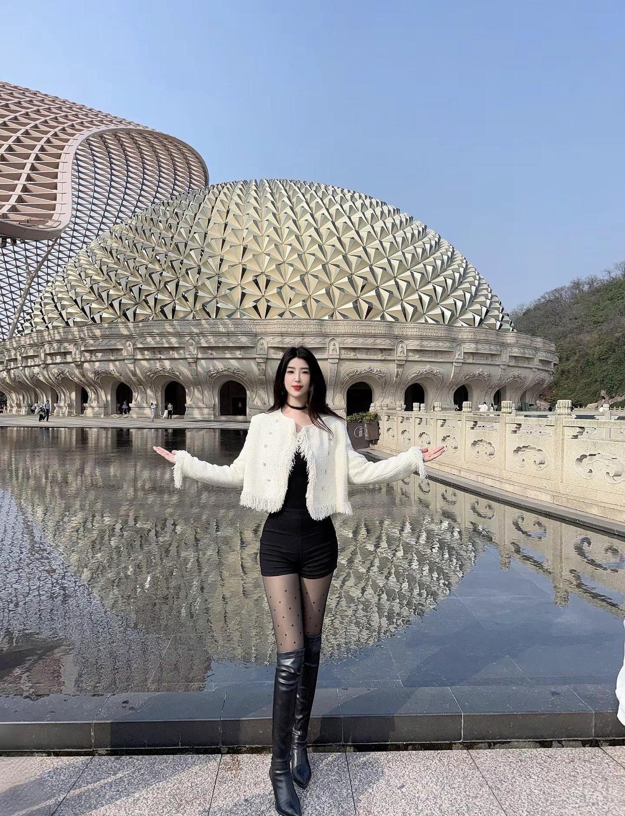 松弛有度的生活才会有快乐。热门话题 御姐 大长腿 穿搭