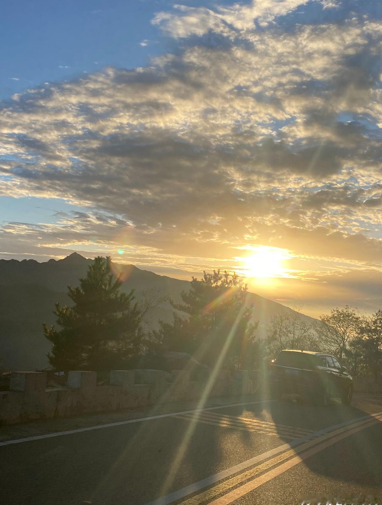 马鬃岭赏秋（二）
昨天错过了马鬃岭的日落，今早五点十分起床，简单洗漱，带上老板为