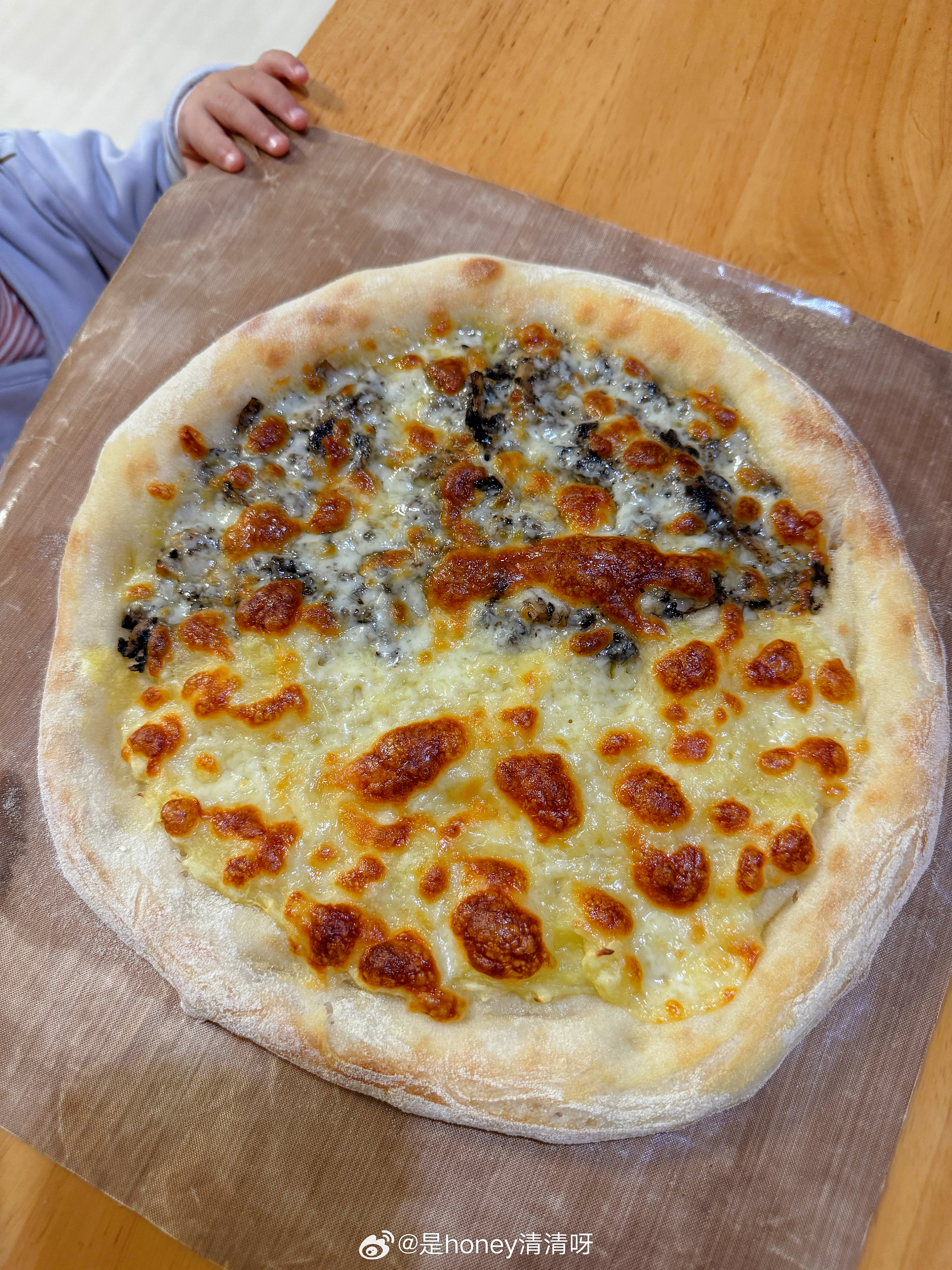 Daily Plog榴莲黑松露双拼披萨·果丹皮&山楂棒入冬的烧饵块和带娃时喝的啤