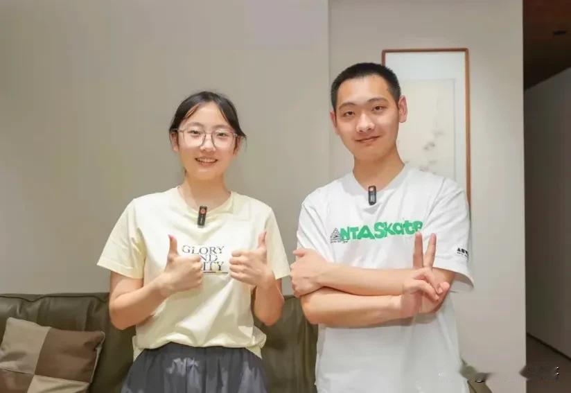 哥哥黄今阳考入国防科技大学，妹妹黄矜月考入北京大学，兄妹俩一文一武，龙凤双骄。这