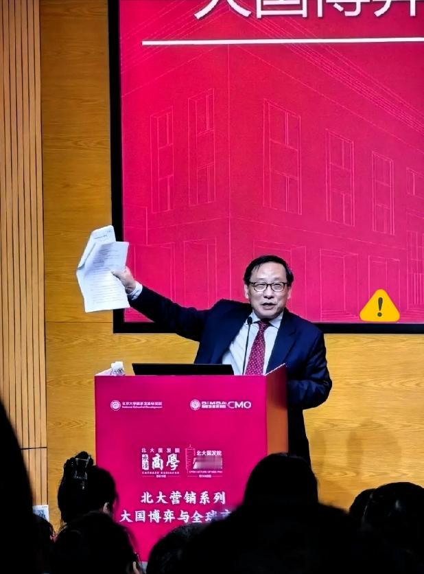 拿祖辈旧事美化侵略历史，谁赋予的底气？”
 
不少学者在公开场合抛出争议言论，试