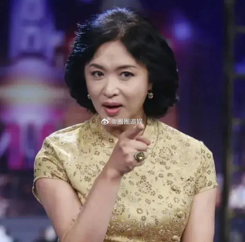 金星在节目里问秦海璐：“你觉得袁泉和周迅谁的演技更好？”秦海璐毫不犹豫的回答：“