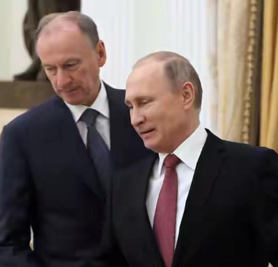 随着普京身边几位核心助手接连退出权力舞台，外界开始猜测俄罗斯“后普京时代”或许比