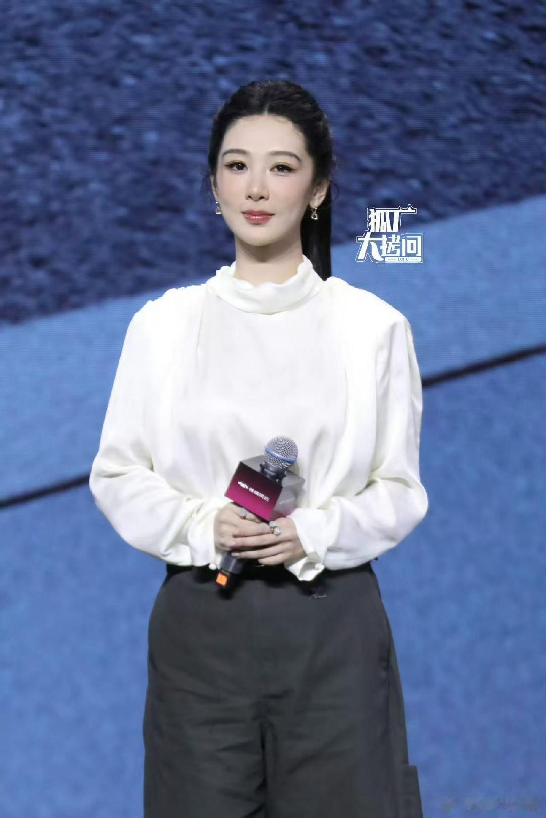 杨紫高马尾白衬衫杨紫高智感女总裁杨紫今天好干练啊 