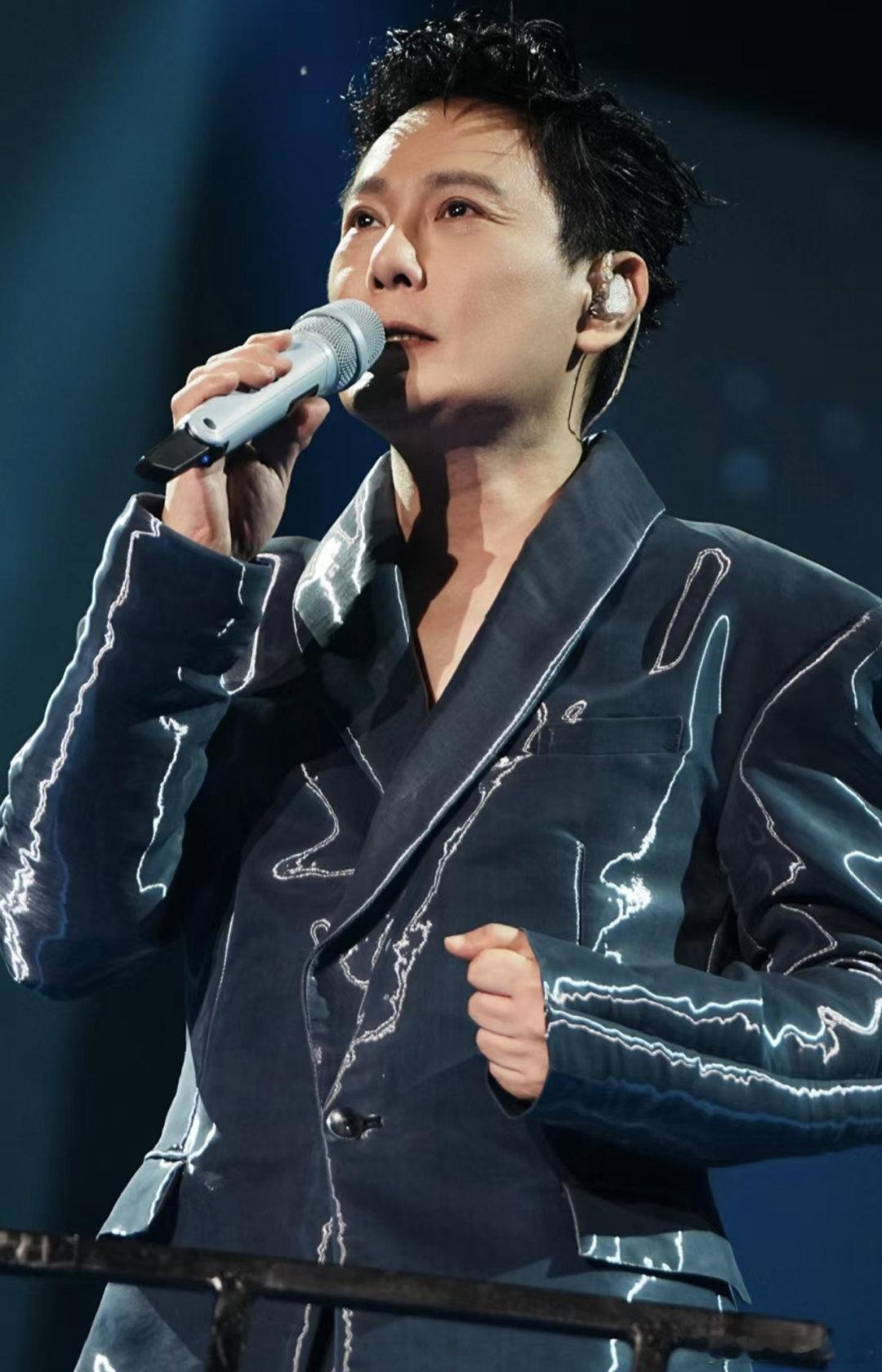 #张信哲谈新专辑进度# 张信哲《有歌2024》发布会直面新专辑进度询问，亲述工作