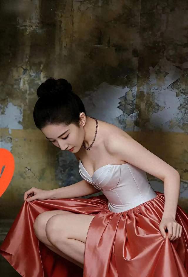 刘亦菲又连夜上热搜了。这次不是因为她不结婚，不谈对象了