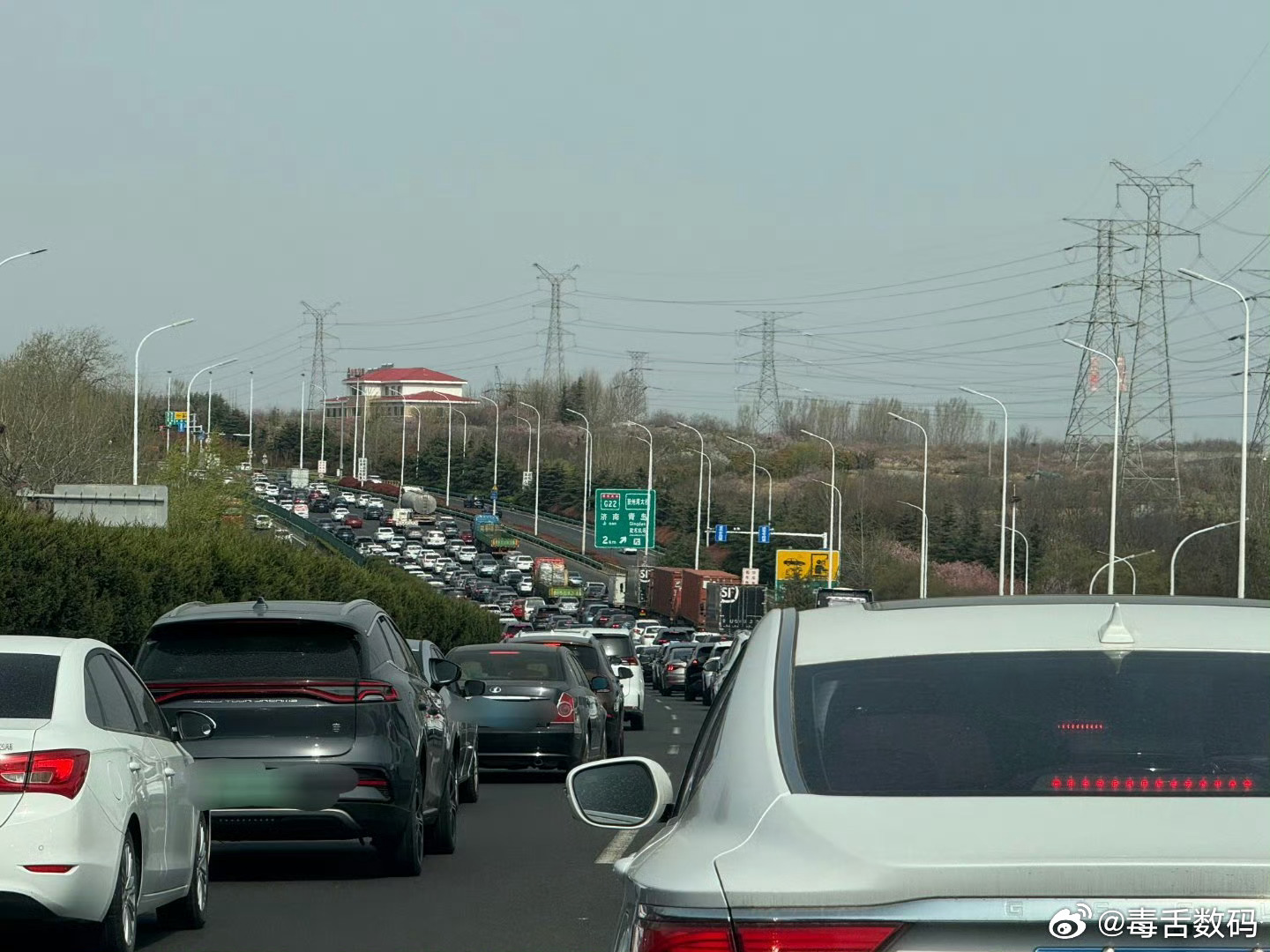 此时此刻，你们在干嘛，我正堵在路上