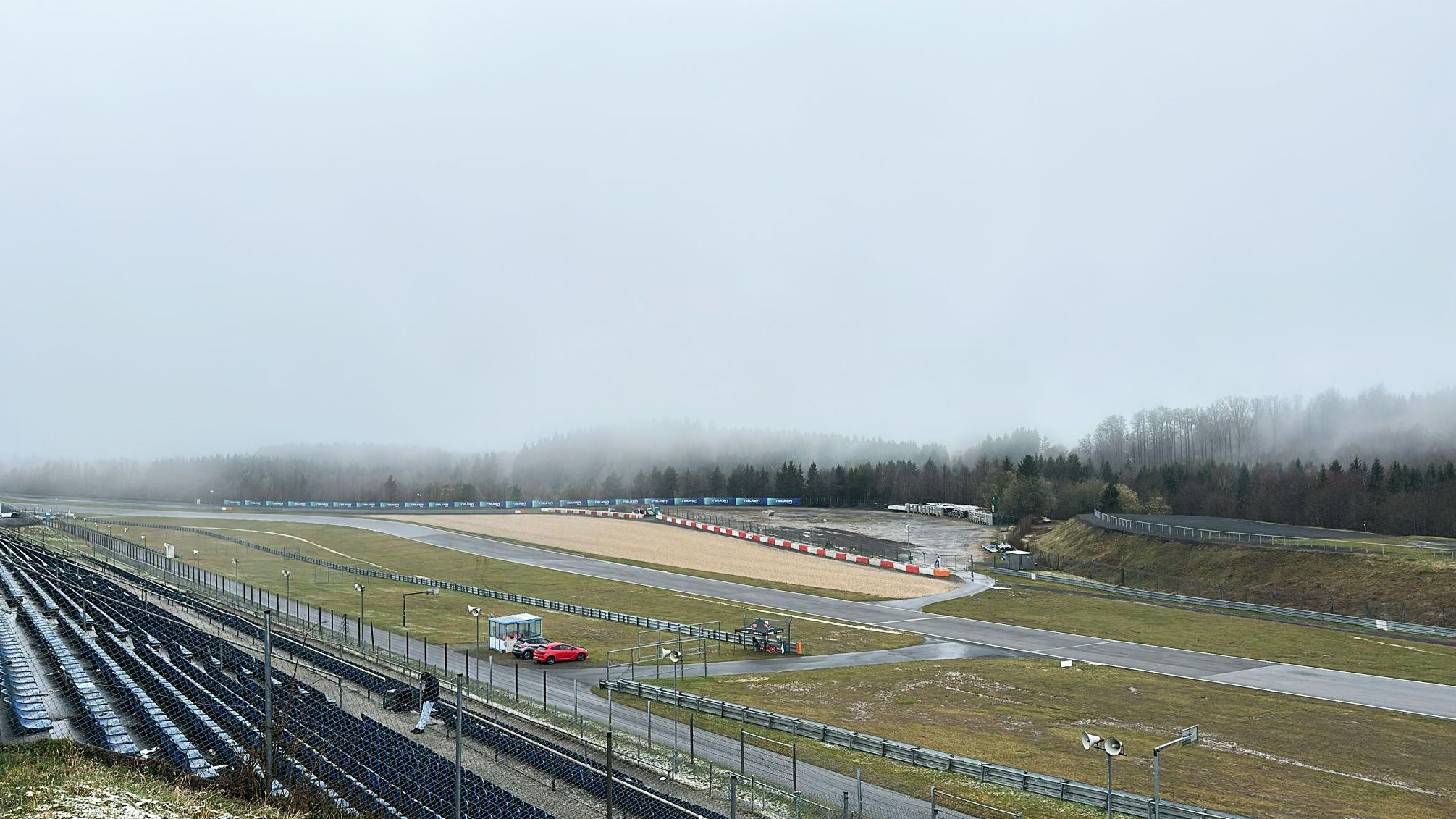 纽博格林耐力系列赛 由于大雪天气夹杂着冰雹，多家轮胎供应商告知NLS赛会，当前赛