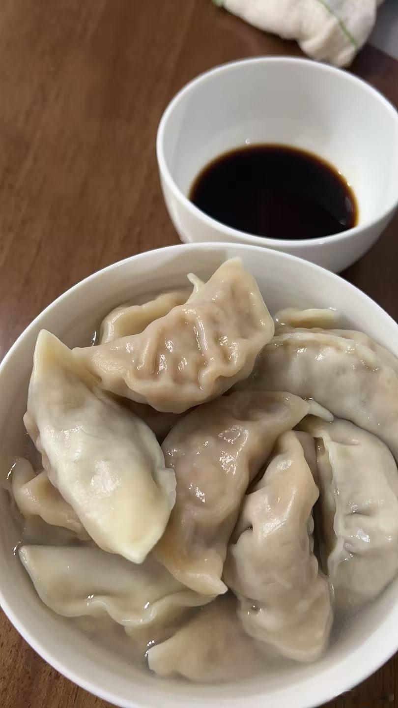 早上不想出去吃，吃点老婆包的饺子。一种是猪肉白菜馅的，一种是鲅鱼馅的。调味的是醋