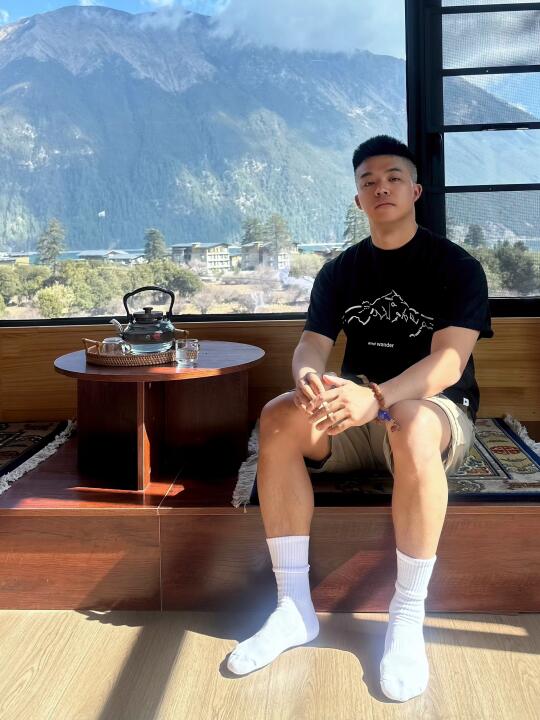 住在山里，晚睡早起