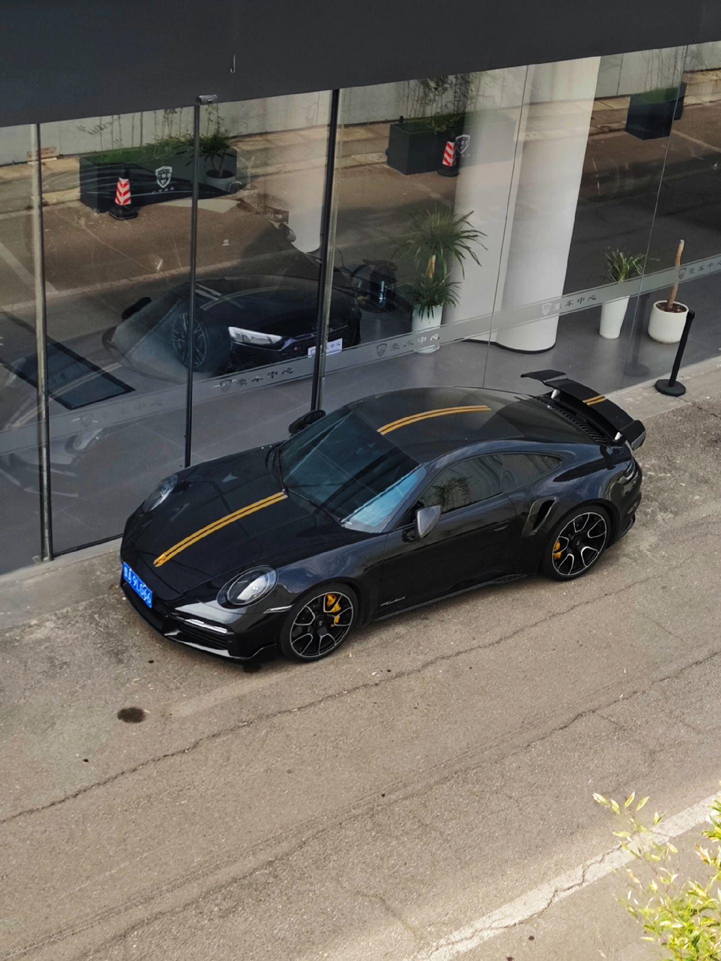 找厕所偶遇一台超帅的911turbo s😍这小青蛙谁看谁不迷糊