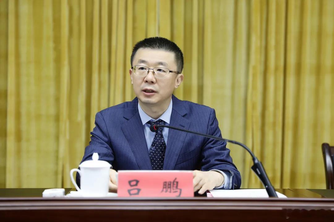 六一儿童节上午，55岁的城阳区委书记吕鹏，在其办公室被省纪委人员带走，时间颇具戏