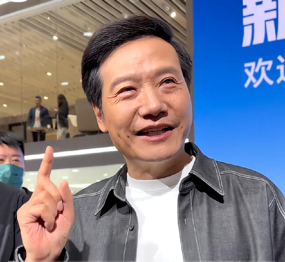 雷军到成都也遇世纪“男题”：雷总你好香啊

成都车展，雷军被热情的小伙邀请上车，