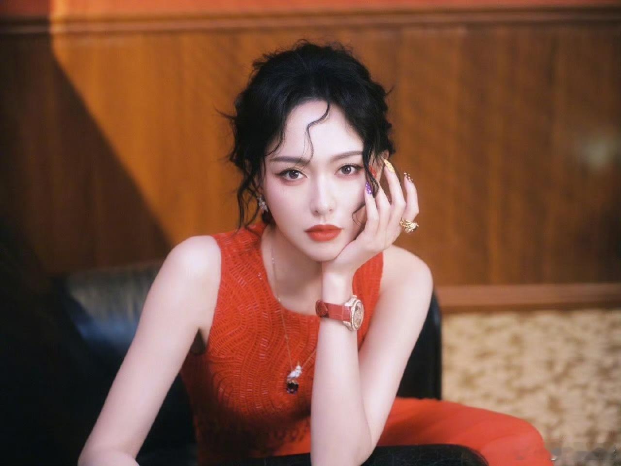 唐嫣这一身又是女王又是公主！太会拿捏了！我直接糖糖麻麻🤩 ​​​