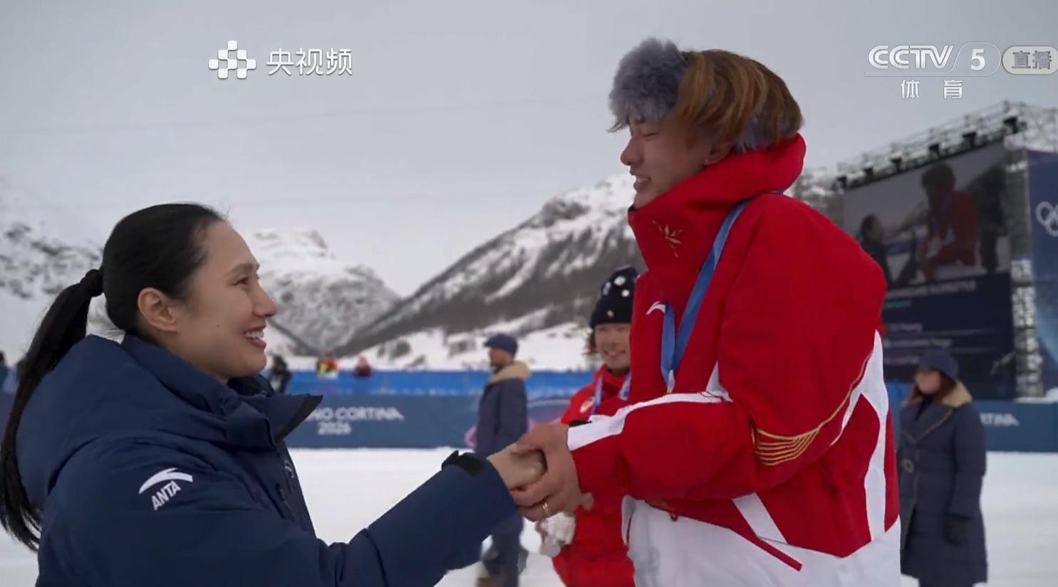 盼盼在手冠军我有金牌到手！苏翊鸣再一次把中国红送上最高领奖台！这一跳，是稳，是敢