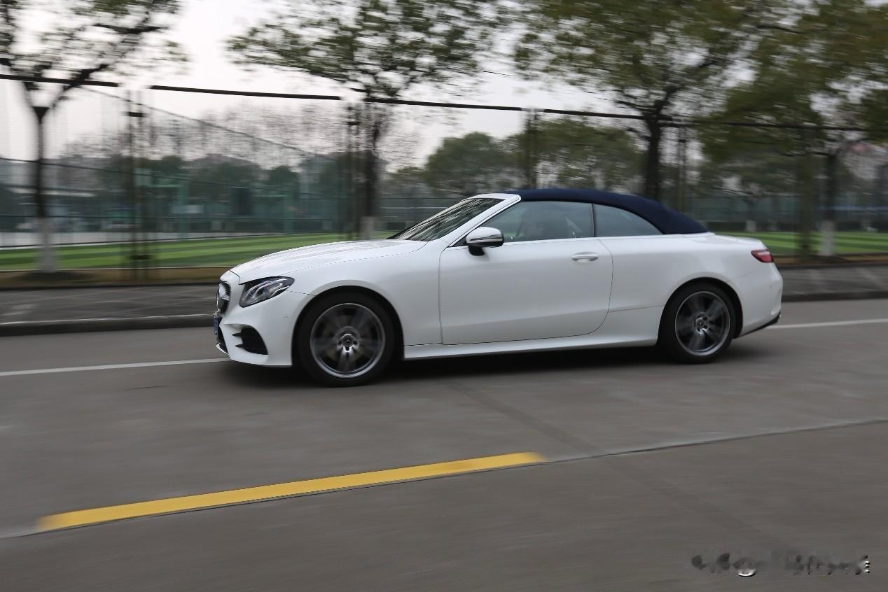 奔驰E200轿跑车的保值情况得好好说道说道。
在豪华车消费愈发理性的当下，保值率