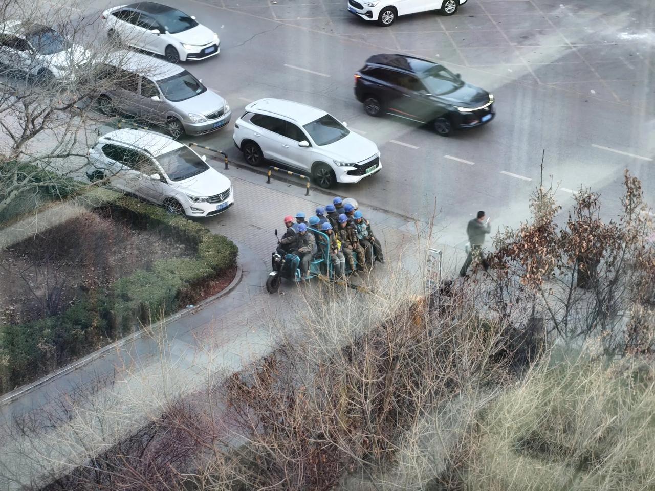 沈阳奇闻，要问载客能力哪家强，三驴蹦子我最强。楼下看到一辆满载工人的车辆，但令人