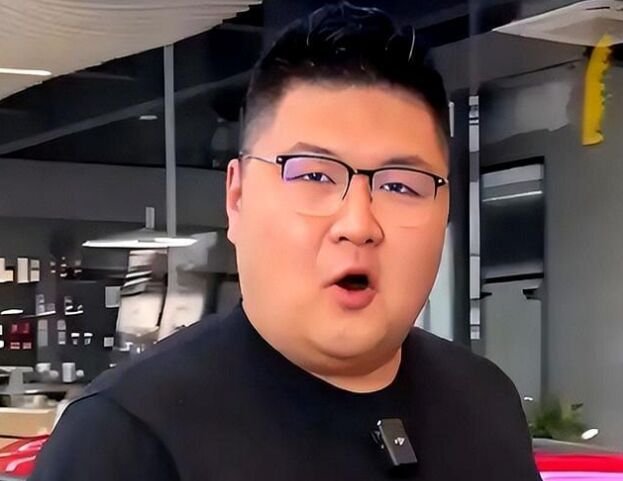 猴哥疑似新恋情被曝光，和陌生女子搂腰互动，皮肤黝黑充满运动感 