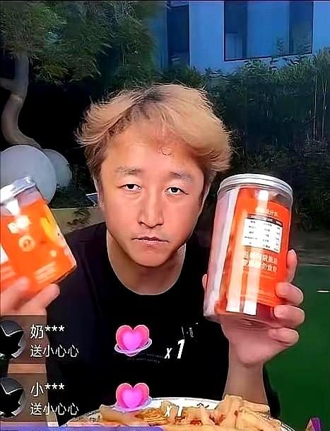 冉莹颖，你看看你老公现在的样子吧，别逼他了！
邹市明坐在直播镜头前，眼神总是飘向