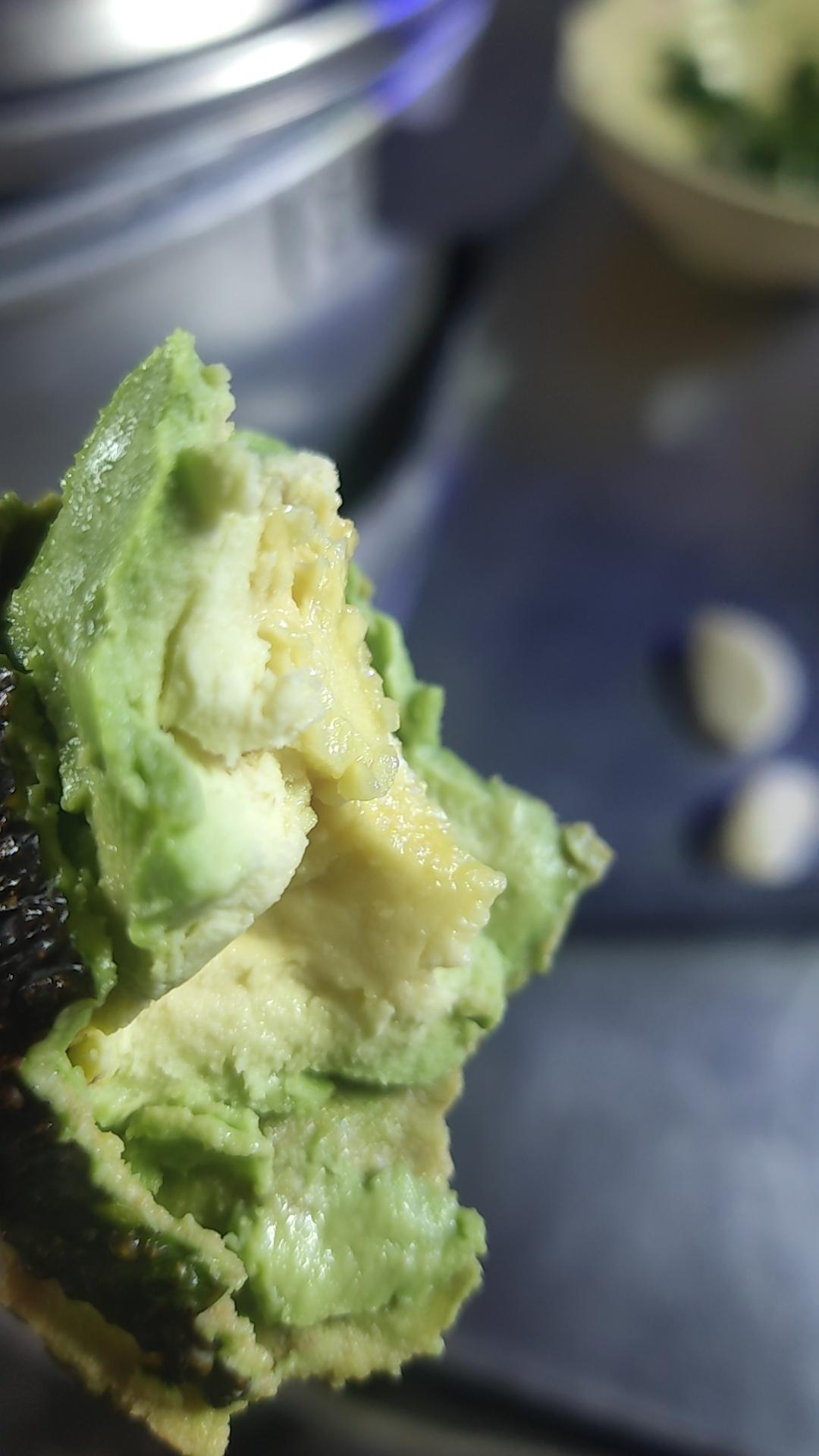 又来吃牛油果，回味有余香。
记得第一次吃牛油果的时候就喜欢了，味道就像是没有味道