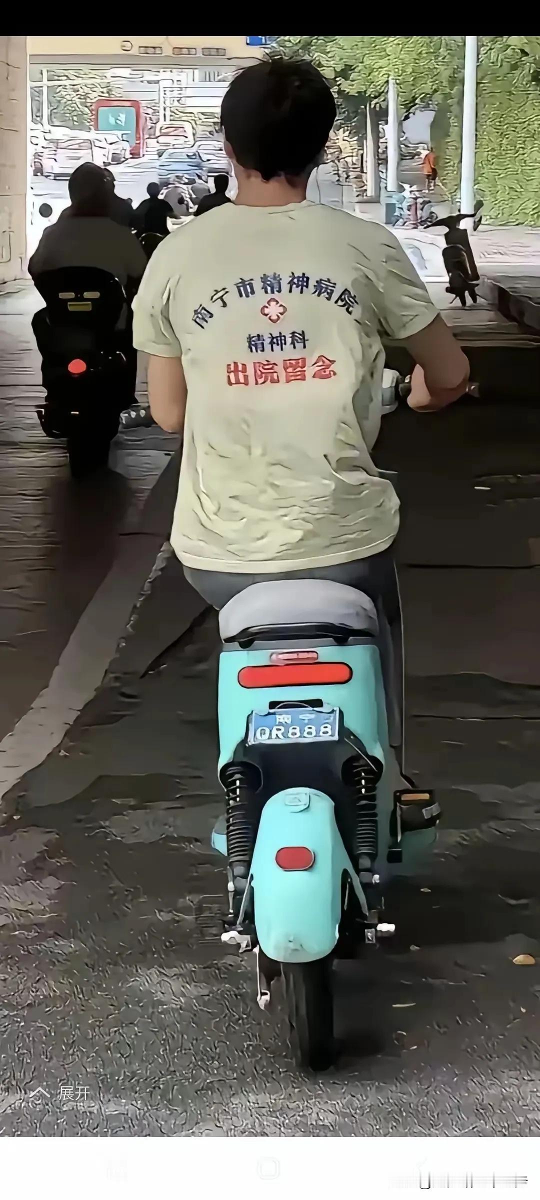 交警看到也不敢拦啊[捂脸]
不怕一万就怕万一啊……