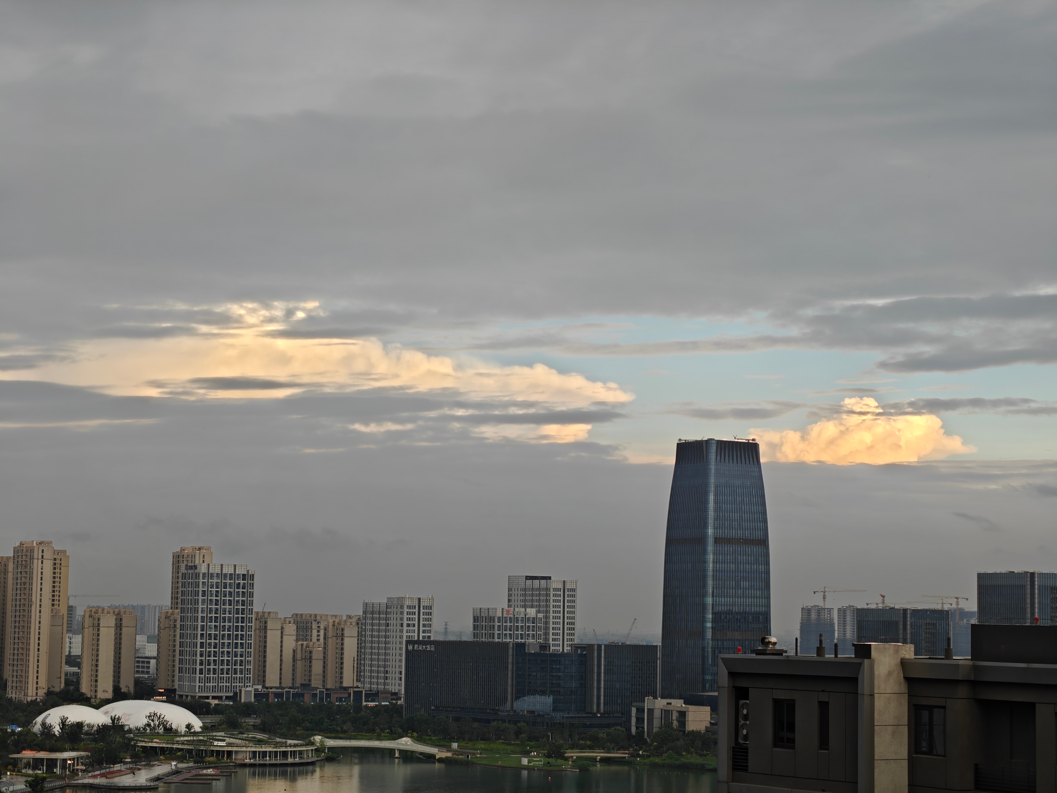 天正在下雨🌧️，雨后面是乌云☁️，乌云后面是白云☁️，白云后面是蓝天！ 