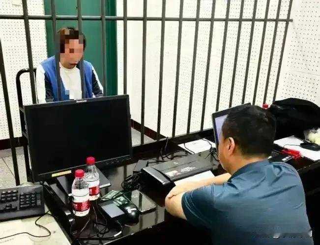 震惊！杭州墓地抓嫌犯，查获假发面具，挽回40000元
【墓地交易惊魂！辅警抓捕中