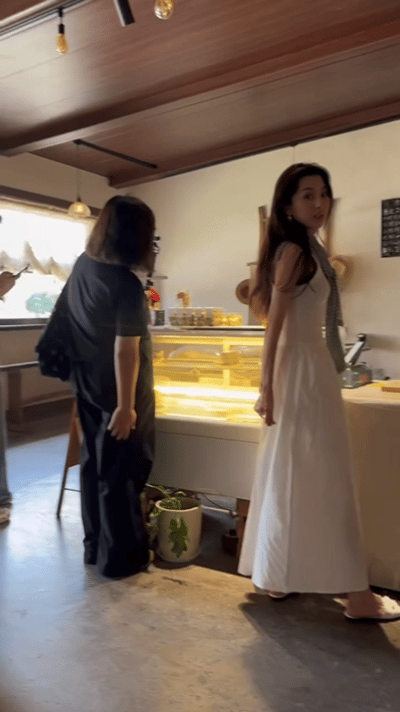 濮院古镇偶遇宋祖儿今天在濮院古镇的面包店幸运值拉满，碰到宋祖儿在认真选面包，近距