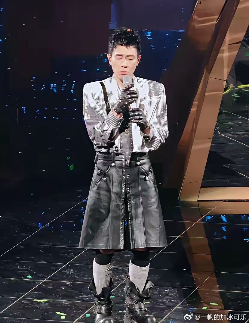 人长得帅，裹麻袋也很帅。 看到陈小春在演唱会上穿的衣服，突然觉得明星和普通人还是