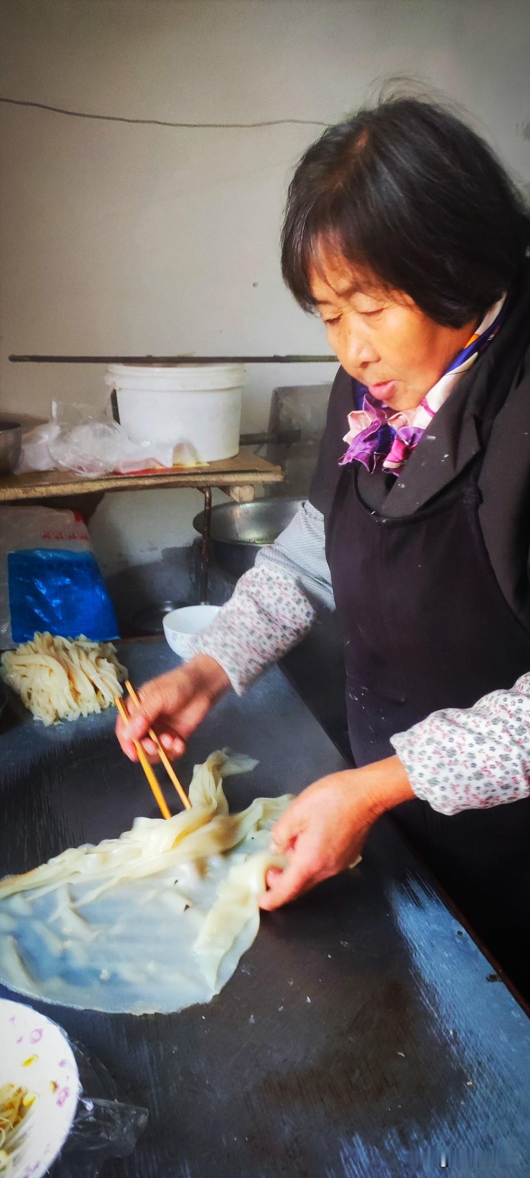 冬日生活打卡季老爸清晨提议去走一圈儿，初冬的冷还不至于冻耳朵，照着规定路线走到中