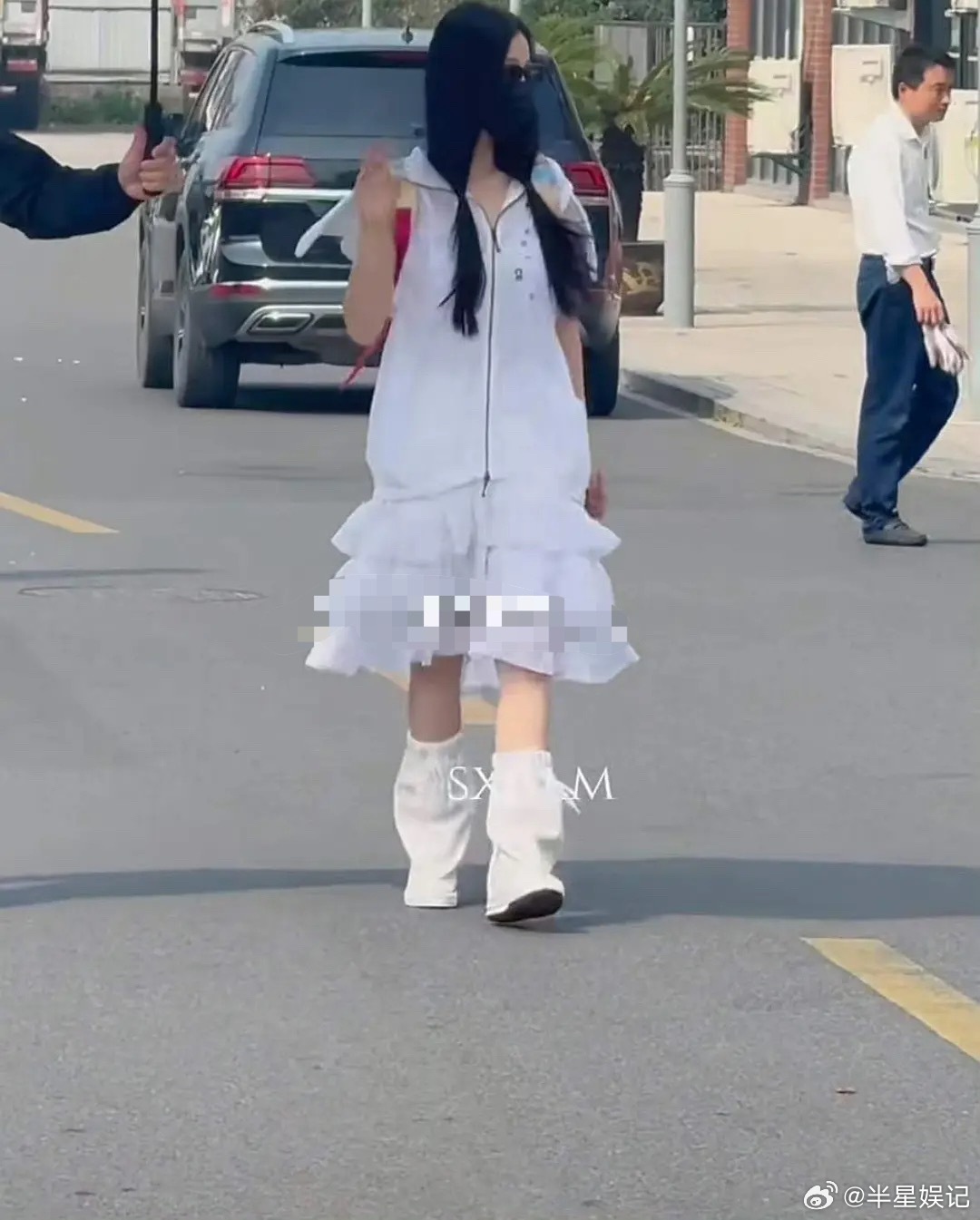 🐟这造型也太丑了吧谁给她这样穿的 