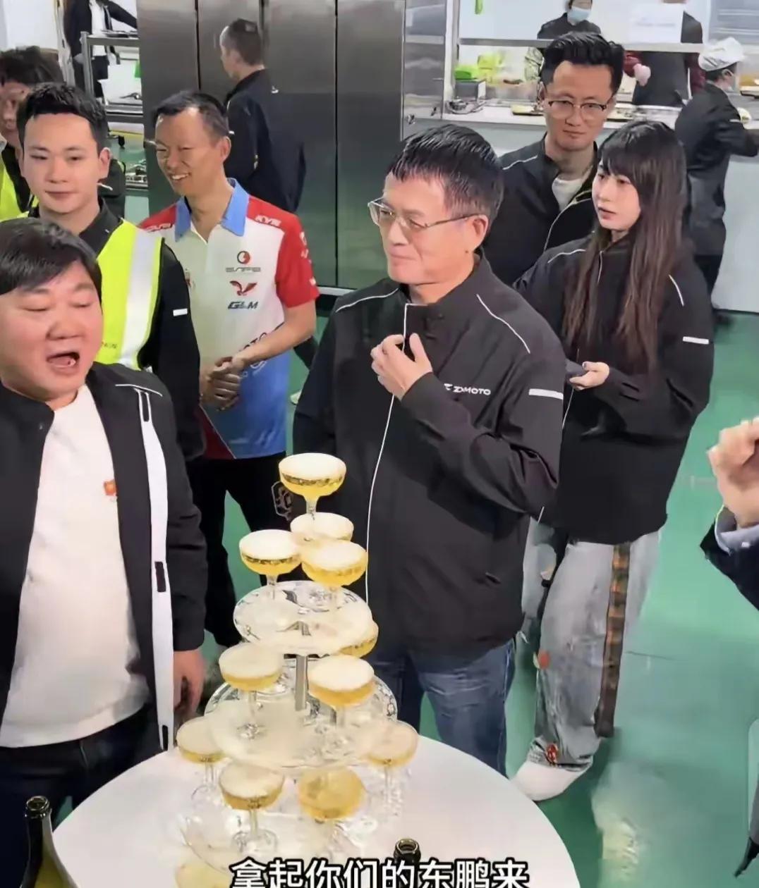 张雪机车冠军庆典略显寒酸，没有鲜花闪光灯音响在公司食堂就办了

张雪机车的夺冠庆