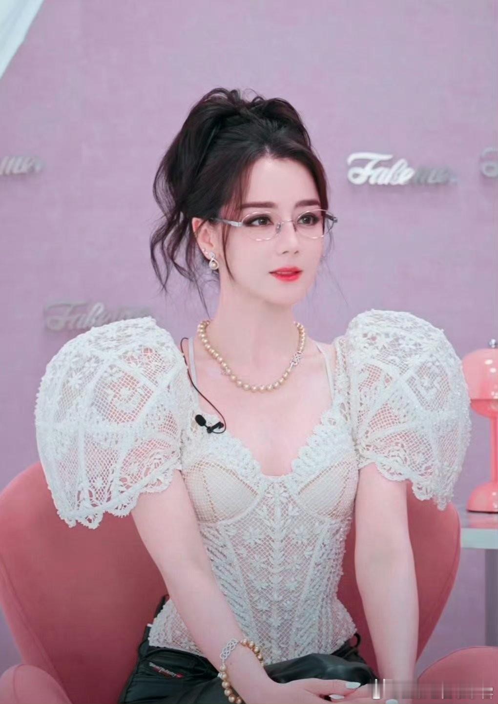 迪丽热巴工作室和造型师是怎么想的？给美女直播穿这种衣服？ 