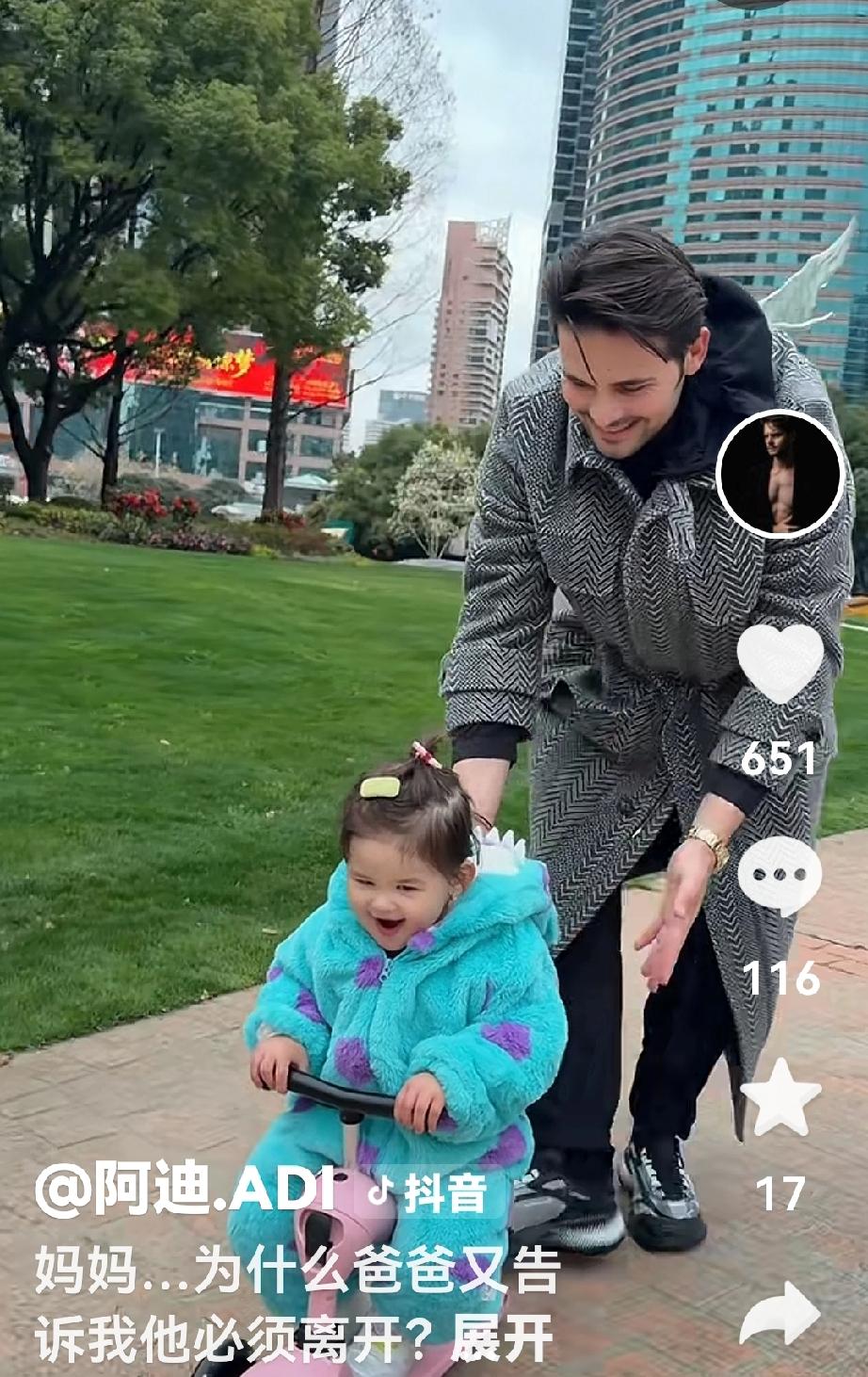 凯莉开心的笑容，足以说明父爱的深度，阿迪很有耐心的陪伴孩子，盈公主就不要干涉阿迪